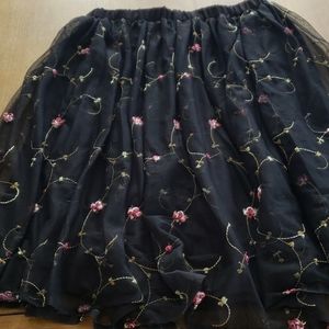 DIVIDED H &M BLACK EMBROIDERED SKIRT